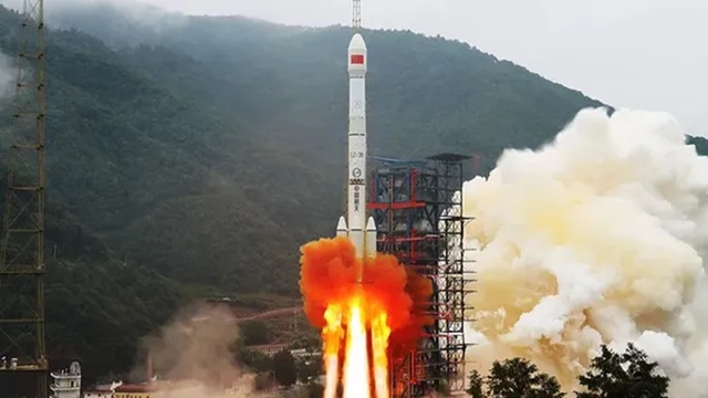 Tên lửa đẩy của Trung Quốc rơi từ không gian và phát nổ gần khu vực có người ở sau 9 ngày phóng