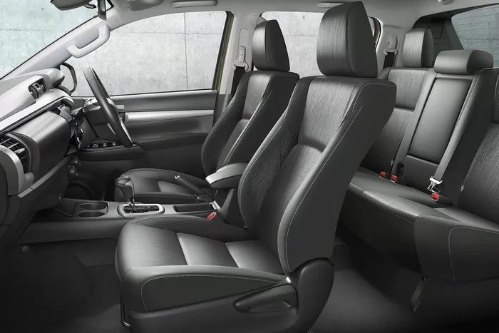 Cận cảnh ‘vua bán tải’ Toyota mới giá hấp dẫn: Thiết kế đẹp long lanh, trang bị lấn át Ford Ranger ảnh 6