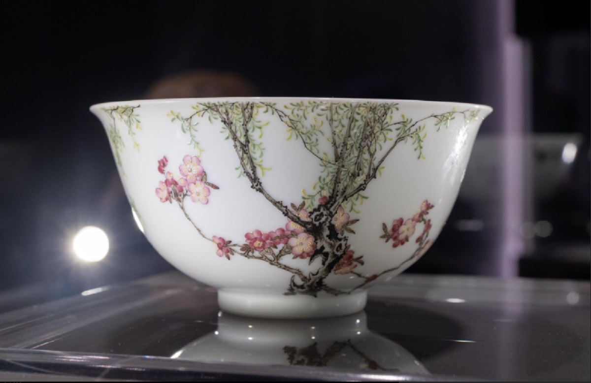 Chiếc bát cổ trị giá hơn 600 tỷ đồng là món đồ gốm sứ đắt nhất của Trung Quốc được đấu giá năm 2023