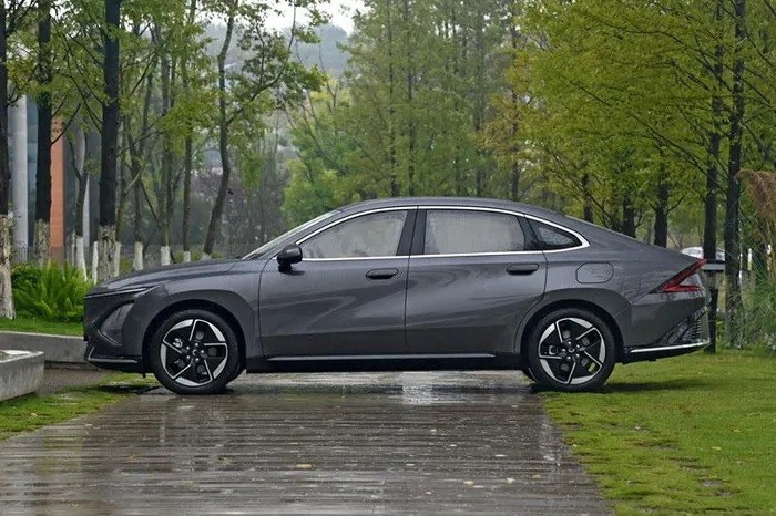 Khách ầm ầm tậu mẫu sedan đẹp mê ly ‘chung mâm’ Toyota Camry, giá 305 triệu đồng rẻ hơn Kia Morning ảnh 3