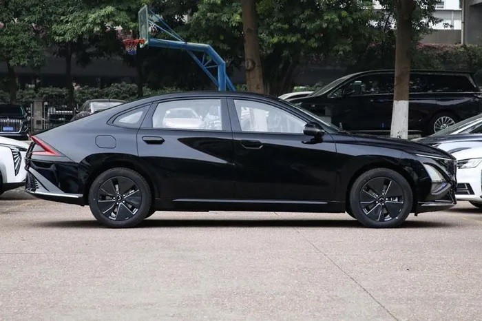 Khách ầm ầm tậu mẫu sedan đẹp mê ly ‘chung mâm’ Toyota Camry, giá 305 triệu đồng rẻ hơn Kia Morning ảnh 4