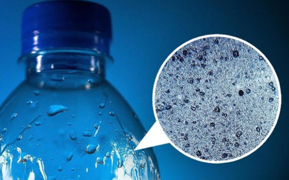 \'Rùng mình\' trước lượng hạt vi nhựa trong nước đóng chai hàng ngày nhiều người hay sử dụng