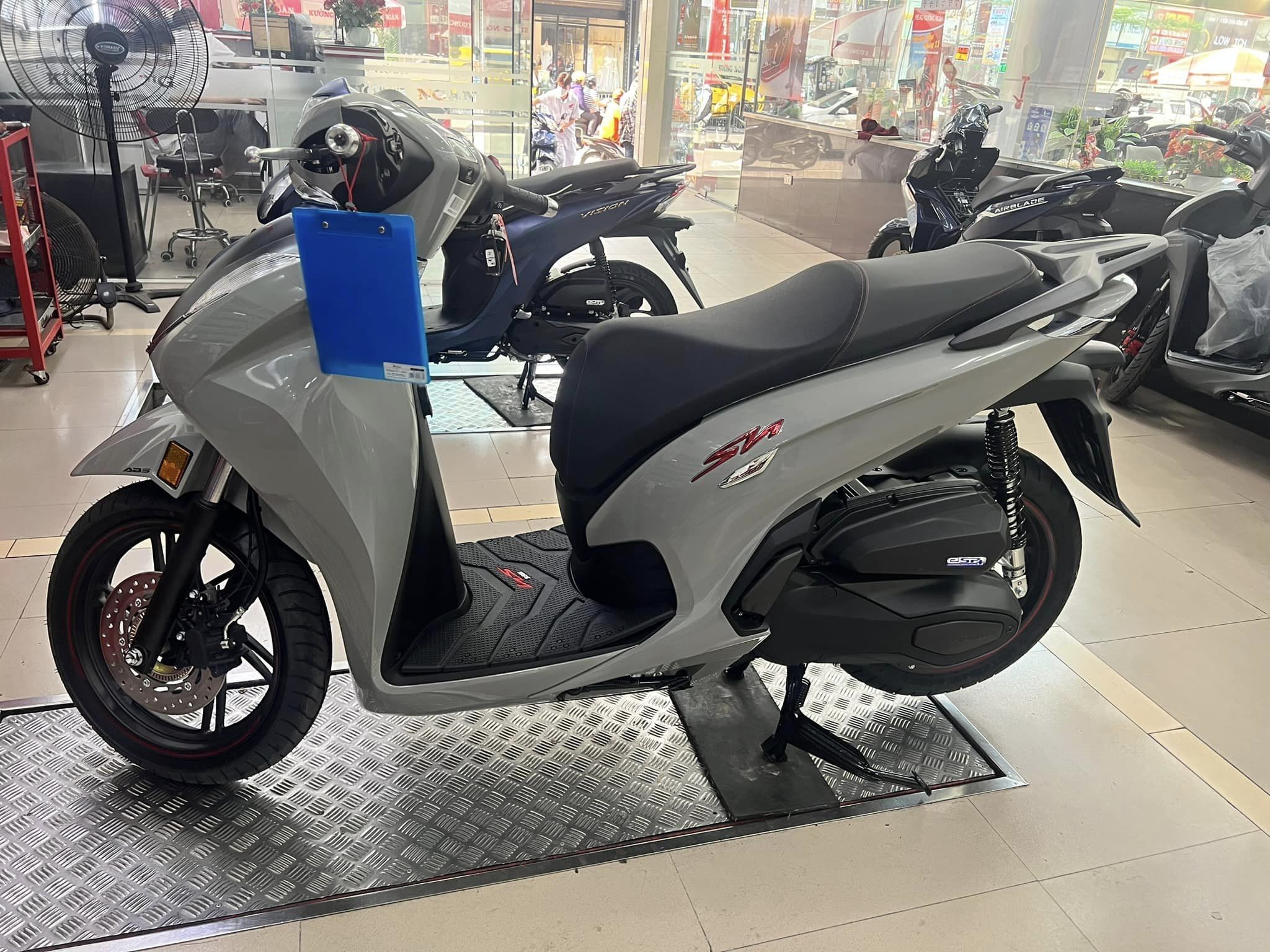 Honda SH xả hàng dịp cận Tết Nguyên đán, giảm giá cực sốc, rẻ hơn mức niêm yết tới 21,9 triệu đồng ảnh 1