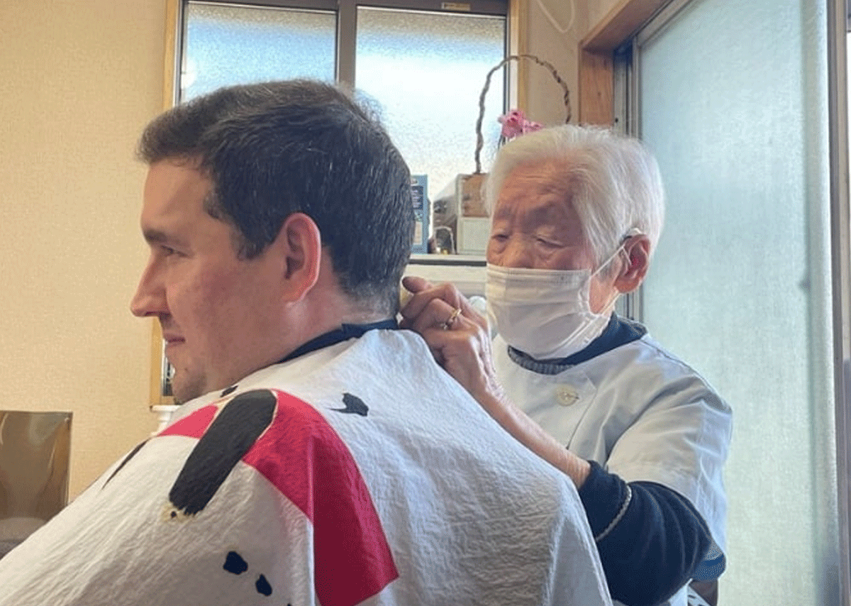 Thông tin về cụ bà 107 tuổi vẫn làm thợ cắt tóc chuyên nghiệp, từng nhận được chứng nhận quốc tế