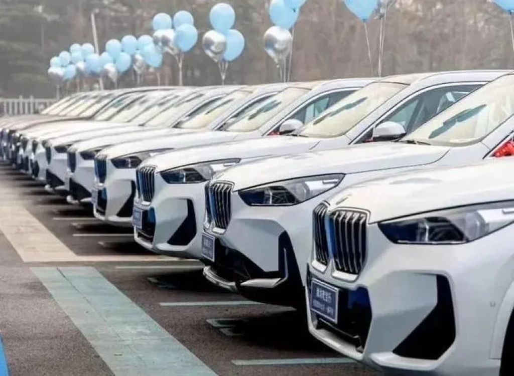 \'Công ty nhà người ta\': Chi 27 tỷ đồng mua 16 xe BMW thưởng Tết nhân viên, dân mạng ùn ùn nộp hồ sơ