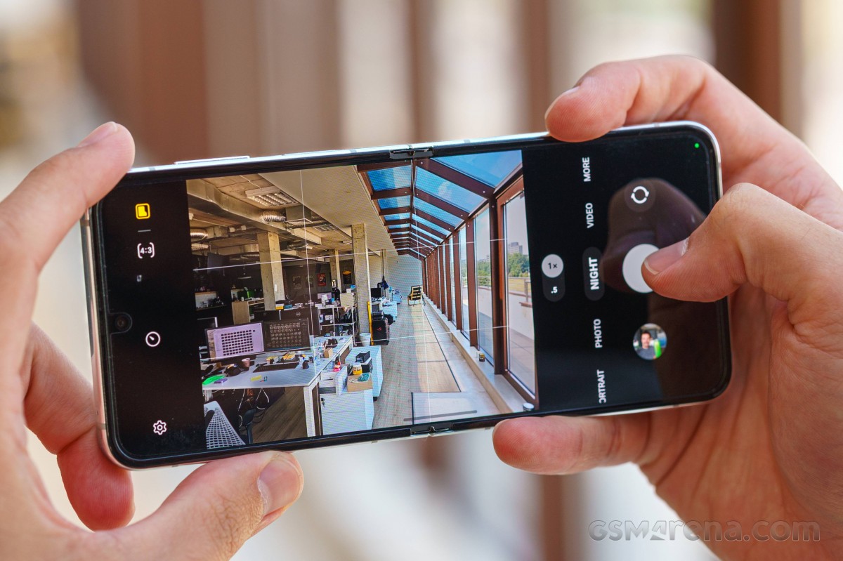 Siêu phẩm màn hình gập Samsung Galaxy Z Flip5 giá cực rẻ cuối tháng 1/2024, vẫn ‘out trình’ iPhone 13