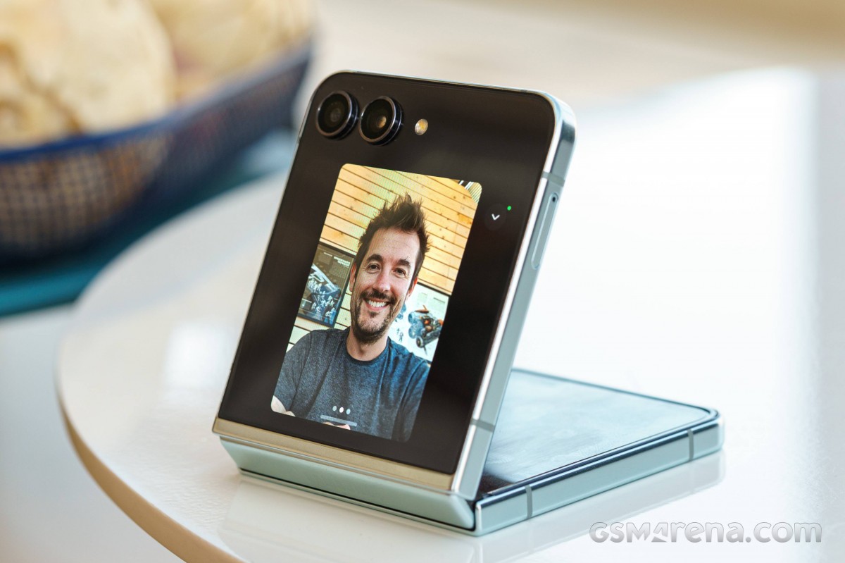 Siêu phẩm điện thoại gập Galaxy Z Flip5 giá rẻ như cho cận Tết Nguyên đán 2024, tính năng xịn chẳng kém iPhone 14