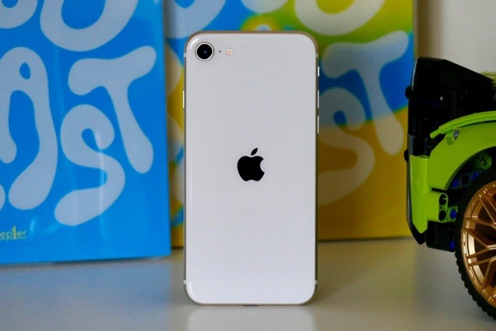iPhone SE 3 rao bán chỉ hơn 5 triệu, trang bị mạnh như hổ, ngang ngửa iPhone 13, Galaxy A54 5G