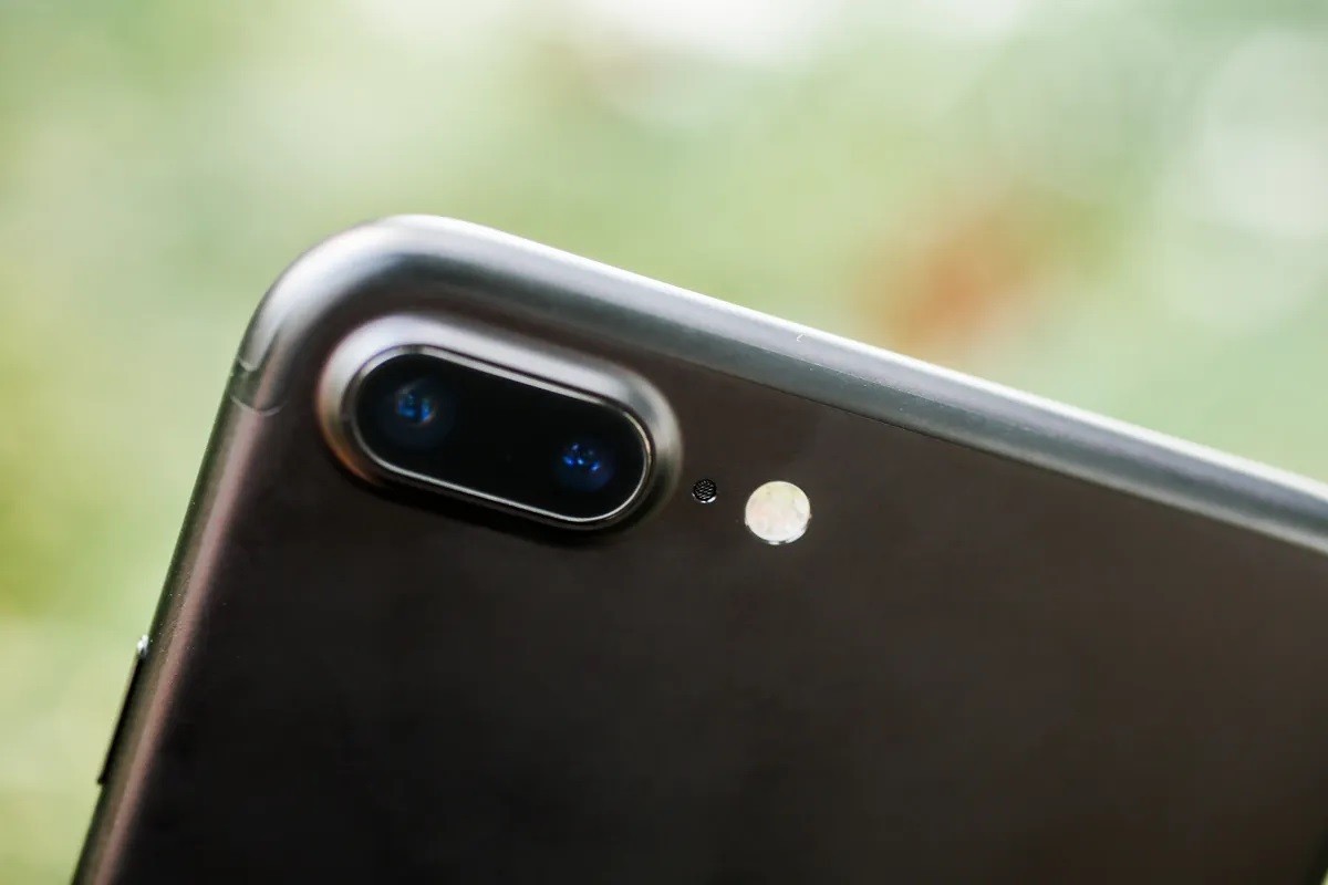 Chỉ còn hơn 2 triệu đồng, iPhone 7 Plus mất giá cực nhiều, vẫn có camera zoom quang 2x như iPhone 15
