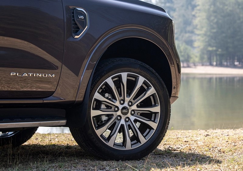 Ford Everest ra mắt phiên bản mới trang bị ‘nuốt chửng’ Toyota Fortuner, giá áp đảo Hyundai Santa Fe ảnh 3