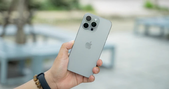 Vua smartphone iPhone 15 Pro Max giá giảm mạnh giữa tháng 5, vẫn được khách Việt ưa chuộng hơn Galaxy S24 Ultra