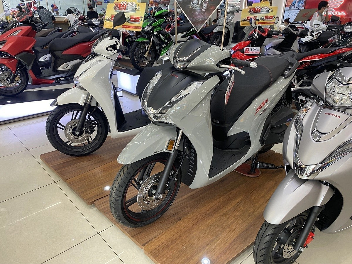 Khách Việt đổ xô tậu xe máy cuối tháng Ngâu vì giảm giá mạnh: Cả Honda, Yamaha và VinFast đều cực rẻ