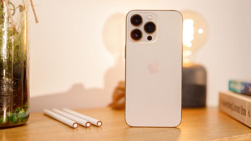 iPhone 13 Pro giảm hơn 15 triệu đồng tháng 10, nhiều trang bị chẳng kém gì iPhone 16, Galaxy S24 mới