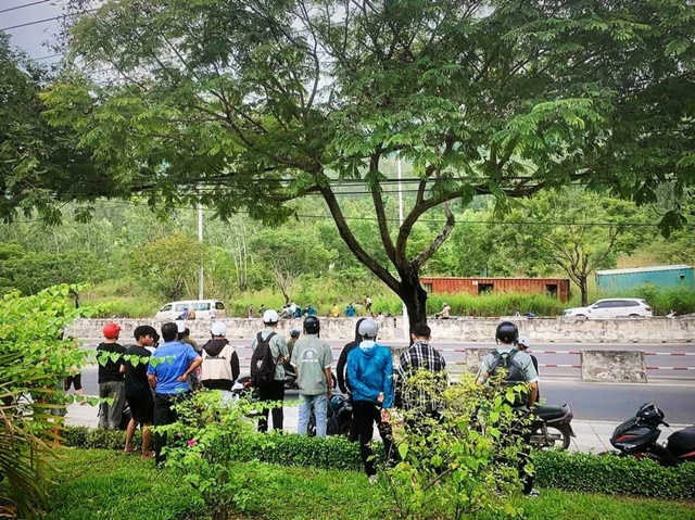 Người dân tá hỏa khi phát hiện ra mùi hôi thối phát ra từ 1 thùng container cũ bên vệ đường Nha Trang