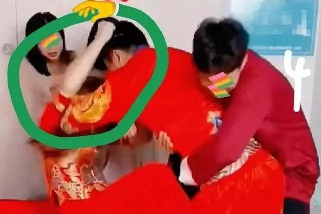 Xôn xao clip chú rể túm tóc đánh cô dâu ngay trong ngày cưới, lý do khiến nhiều người ngỡ ngàng