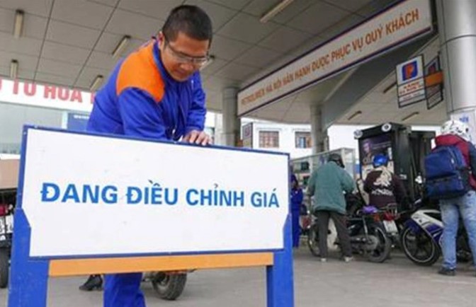 Giá xăng dầu hôm nay 15/11: Trong nước tạm \'chững\', thế giới giảm xuống mức thấp 