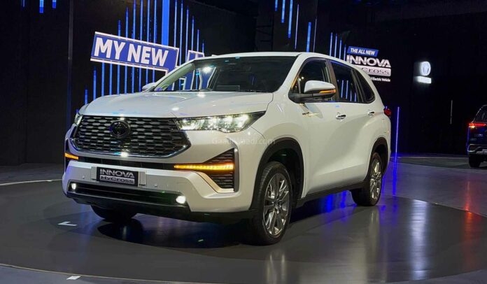 Tin xe 26/11: Dân tình đổ xô tậu Toyota Innova Hycross giá 556 triệu đồng rẻ hơn Mitsubishi Xpander