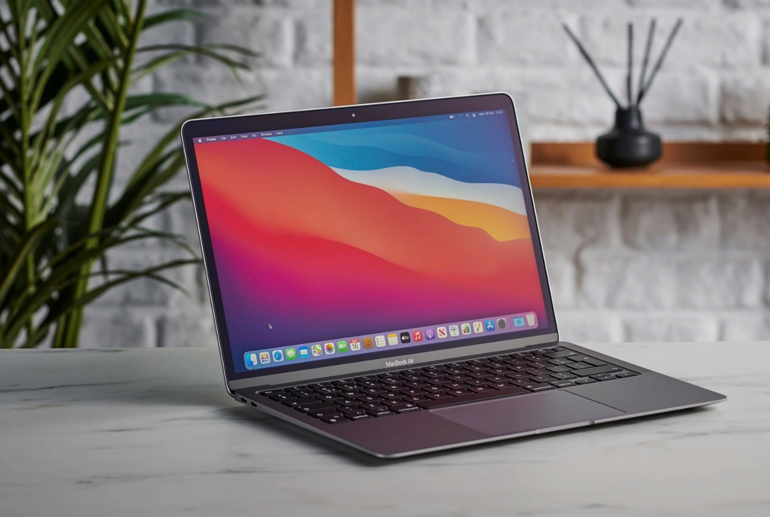 MacBook Air M1 xuống giá rẻ chưa từng có từ trước đến nay, vẫn là laptop mỏng nhẹ số 1 cho dân văn phòng