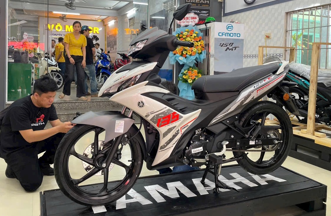 ‘Huyền thoại côn tay’ Yamaha Exciter 135 chính thức ra mắt tại đại lý Việt Nam, hạ bệ Honda Winner X