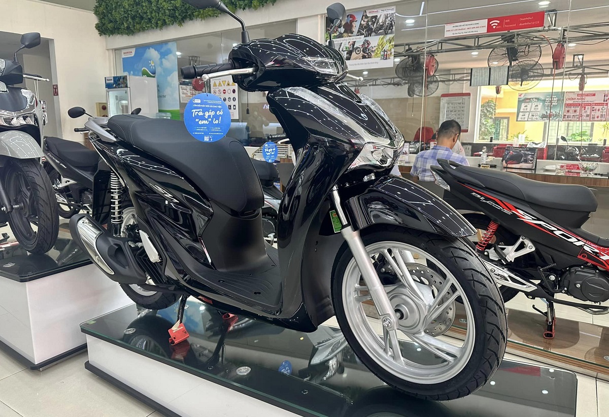 Bảng giá xe Honda SH giữa tháng 3/2025 rẻ như \'bèo\': Đại lý bán dưới giá đề xuất thu hút khách Việt