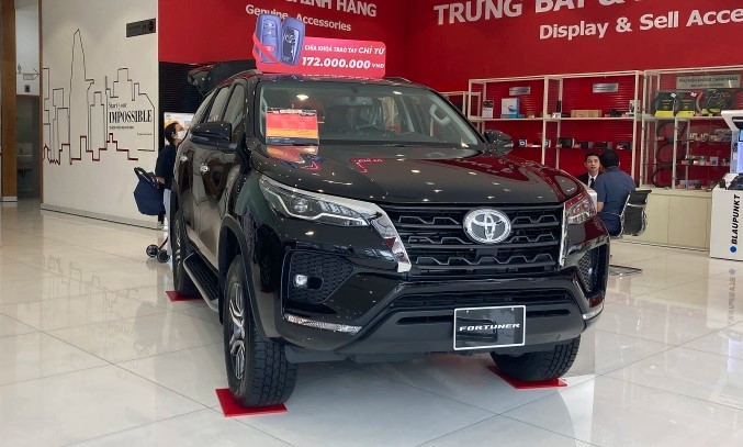 Giá lăn bánh Toyota Fortuner giữa tháng 3/2025 rẻ ‘chạm đáy’, hạ bệ Hyundai Santa Fe và Ford Everest