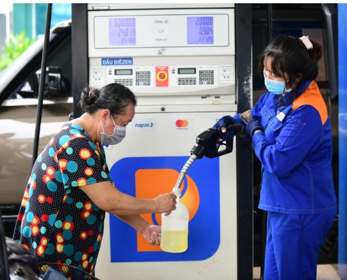 Giá xăng dầu hôm nay 30/4: Bất ngờ tụt giảm đáng kể, phiên điều chỉnh giá chiều mai có gì thay đổi?