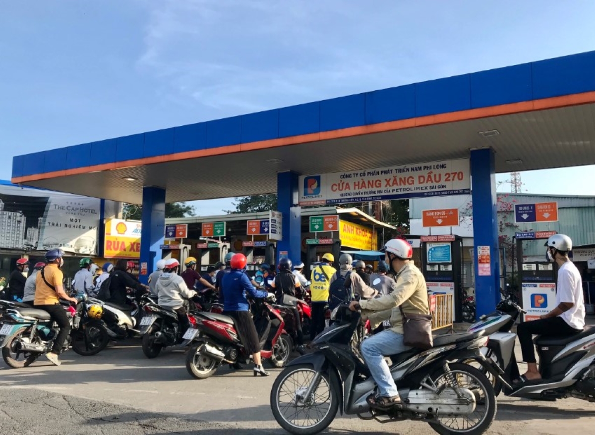 Giá xăng dầu hôm nay 1/5: Giảm chạm đáy trong kỳ nghỉ lễ, xuống mức thấp nhất trong vòng 4 năm 