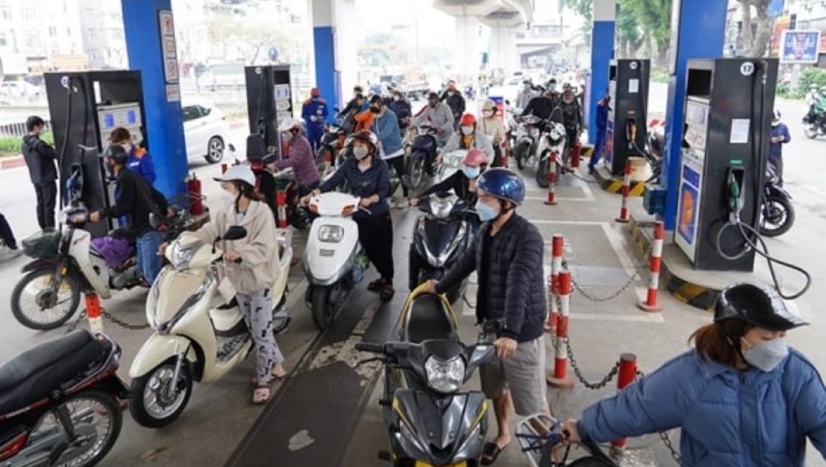 Giá xăng dầu hôm nay 4/5: Giảm đều đều và sẽ \'tụt sâu\' trong ngày đầu làm việc sau kỳ nghỉ lễ 