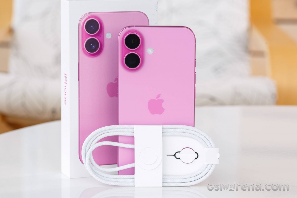 Đây là chiếc iPhone nhỏ gọn hỗ trợ AI giá rẻ nhất tháng 5, màu hồng cực đẹp, so kè doanh số cực gắt với Galaxy S25