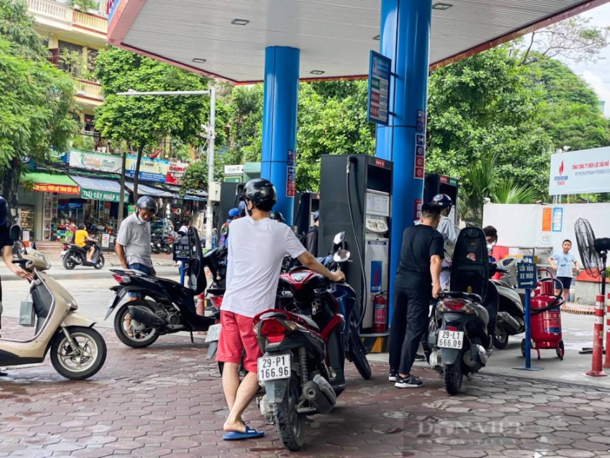 Giá xăng dầu hôm nay 6/5: \'Gắng gượng\' tăng trong bối cảnh nguồn cung và cầu mất cân đối trầm trọng