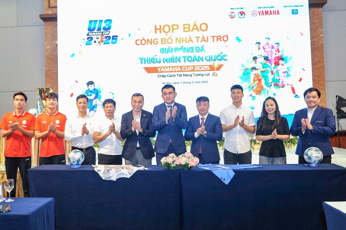 Công Phương sát cánh cùng thủ quân ĐT Việt Nam ở giải đấu đặc biệt