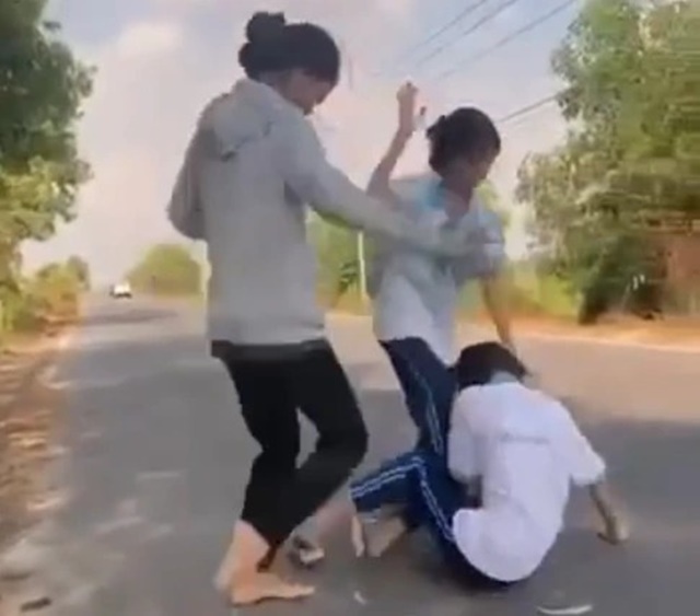 Phẫn nộ clip 1 nữ sinh bị nhóm nữ sinh đánh đập dã man, không thể phản kháng, nhà trường nói gì?