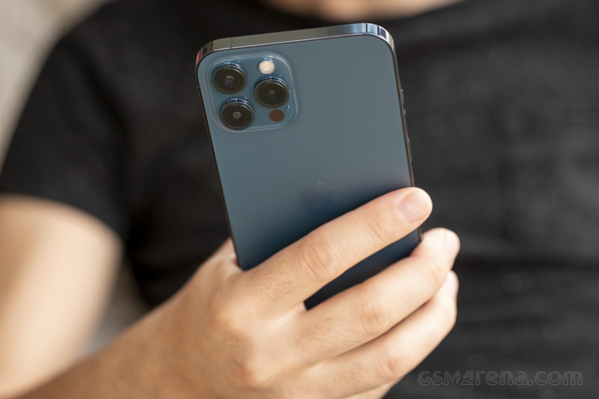 iPhone 12 Pro Max giá lao dốc không tưởng, rẻ hơn iPhone 12 mới, hút khách chẳng kém iPhone 16 Pro Max
