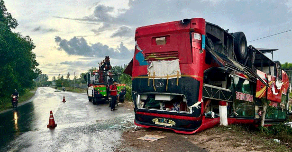 Hiện trường vụ xe chở 24 khách lật ngửa trên quốc lộ, CSGT Công an tỉnh Bình Thuận thông tin vụ việc
