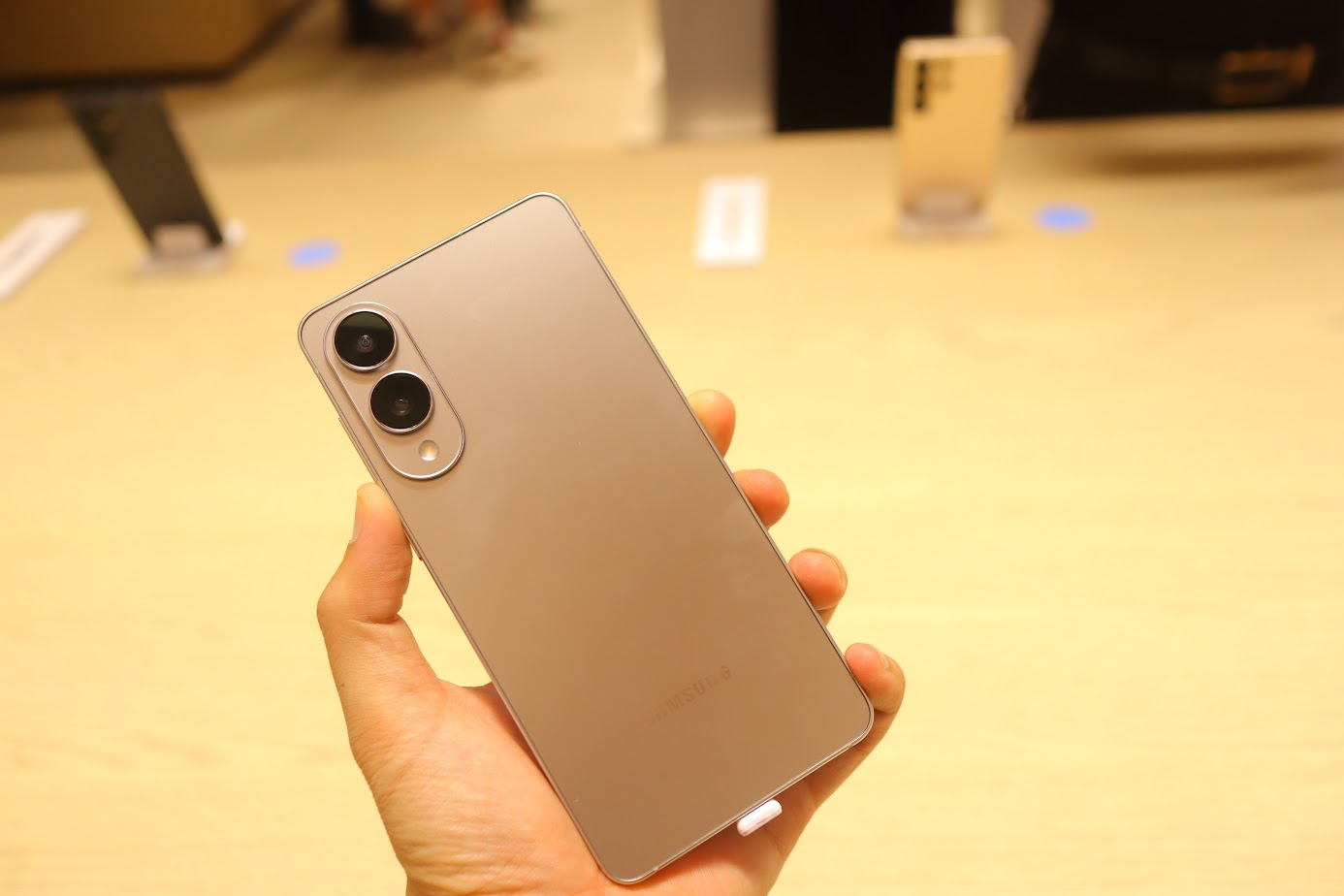Galaxy S25 Edge chính thức ra mắt, thiết kế siêu mỏng, vẫn có camera tới 200MP, Galaxy AI mạnh mẽ