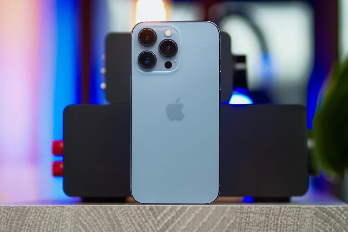 Đây là iPhone Pro xịn xò không kém iPhone 16 Pro nhiều, viền thép phẳng cực sang ăn đứt Galaxy S25