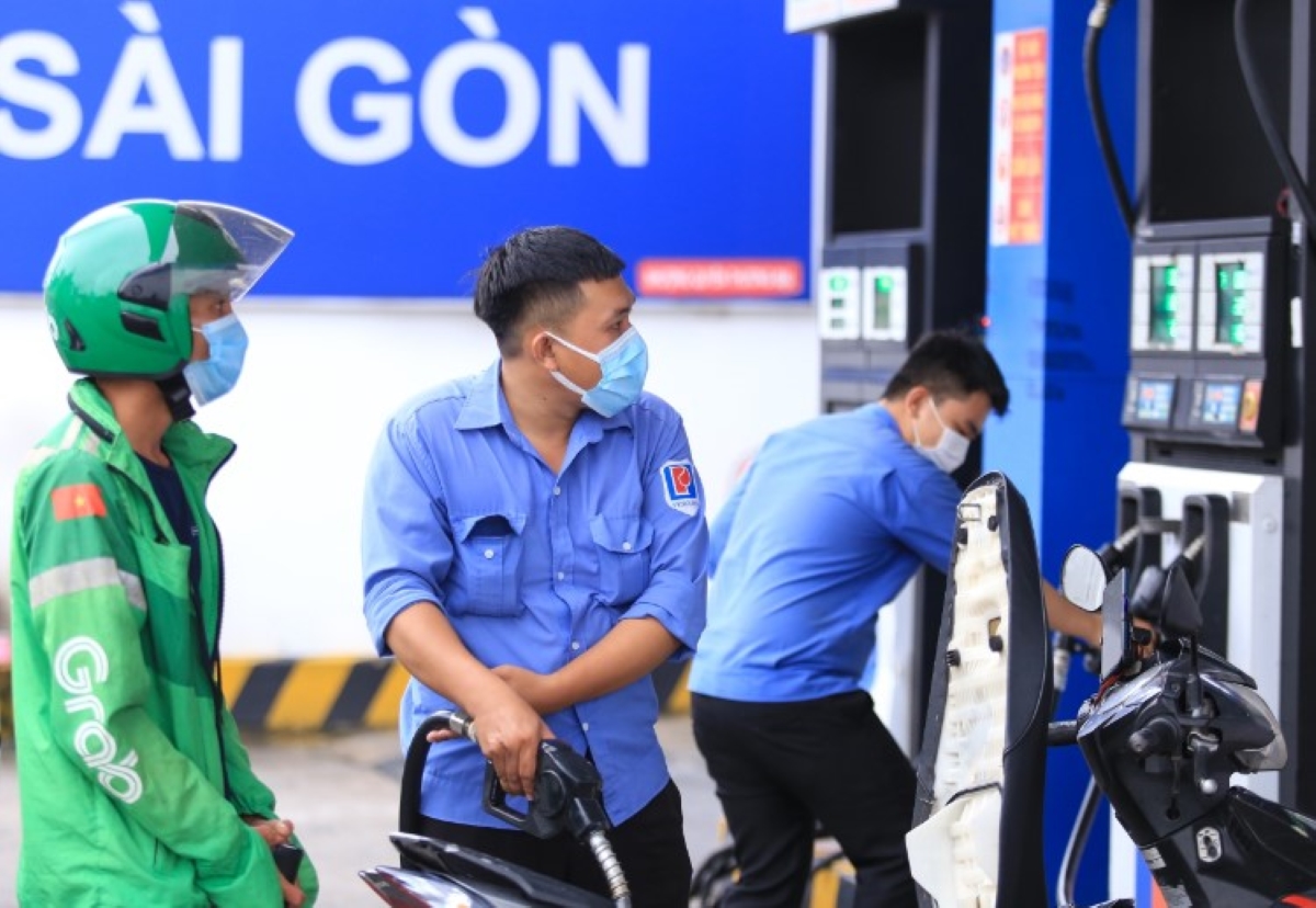 Giá xăng dầu hôm nay 18/5: Giảm bất ngờ, dự báo sẽ còn xuống thấp dài hạn