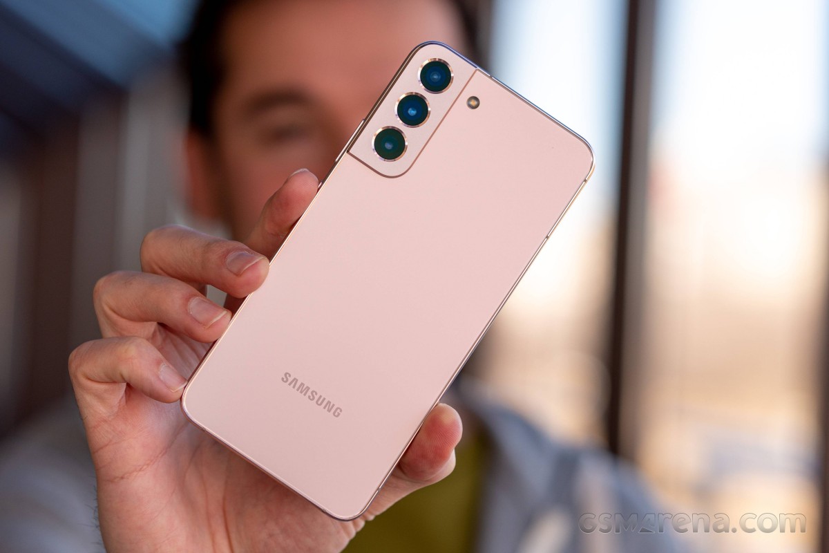 Giá đập hộp Galaxy S22 Plus rẻ chưa từng có, AI thông minh vượt mặt iPhone 16