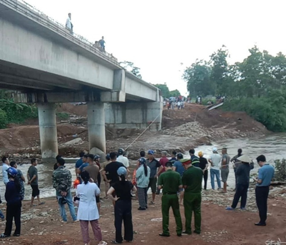 Xót xa 7 thanh niên đuối nước khi đi tắm suối, 3 người vẫn còn mất tích, hiện trường đẫm nước mắt