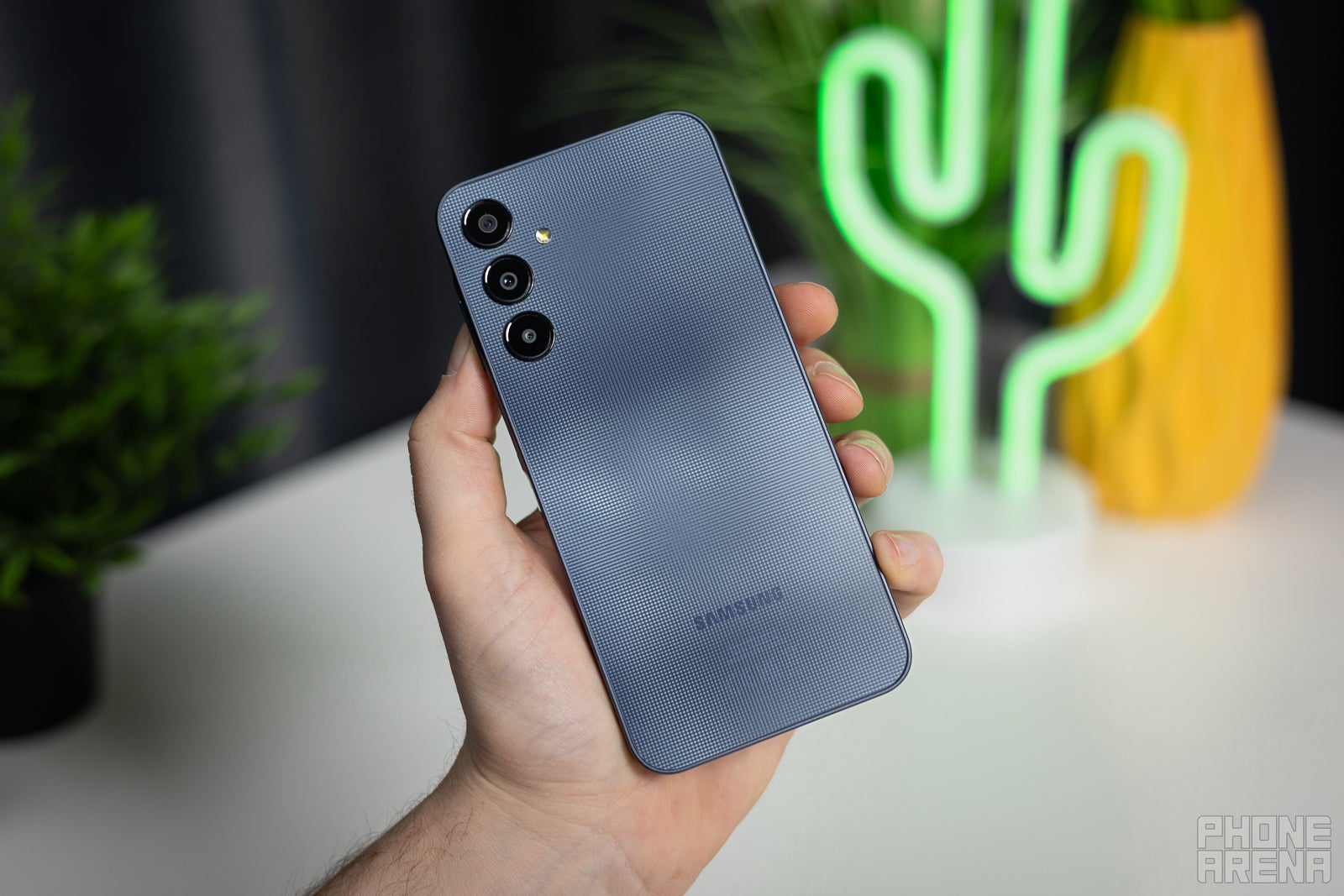 Đây là cực phẩm giá rẻ như cho nhưng có chip của vua tầm trung, màn xịn lấn át cả iPhone 16