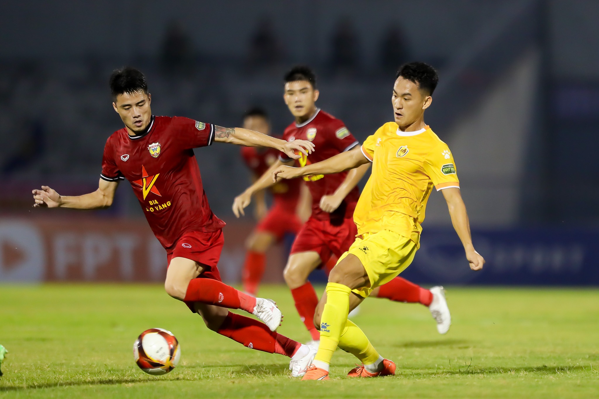 Đội bóng V.League bị tố \'nhường điểm\', HLV trưởng chính thức lên tiếng