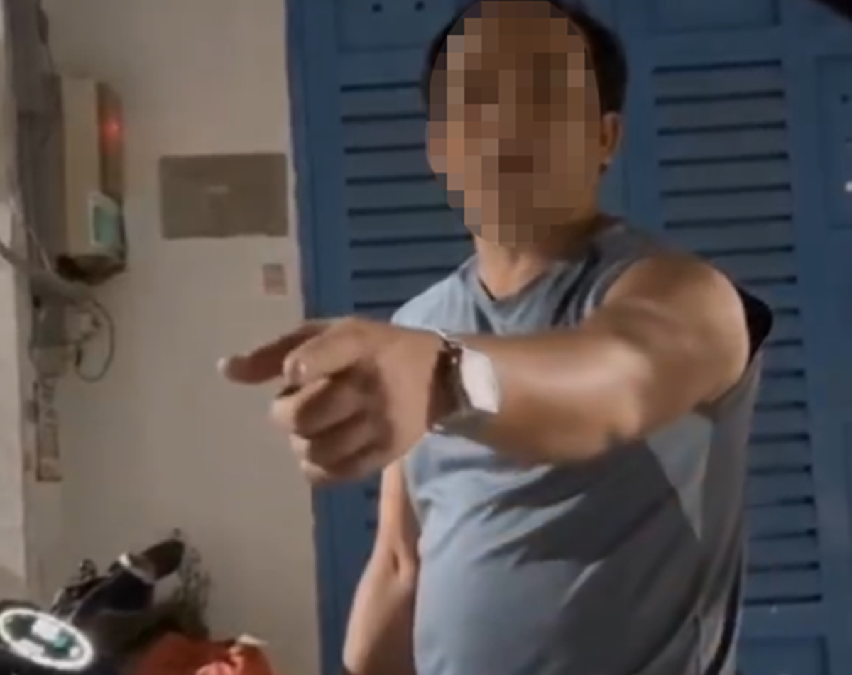 Xôn xao clip người đàn ông chặn đầu xe ô tô công nghệ có biểu hiện ‘lạ’, đòi tấn công tài xế 