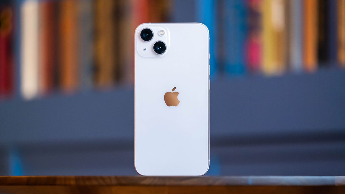 iPhone 13 fullbox giá rẻ chưa từng có, chỉ 11,5 triệu vẫn xịn như iPhone 15, vẫn được đánh giá cao hơn Galaxy A56 5G