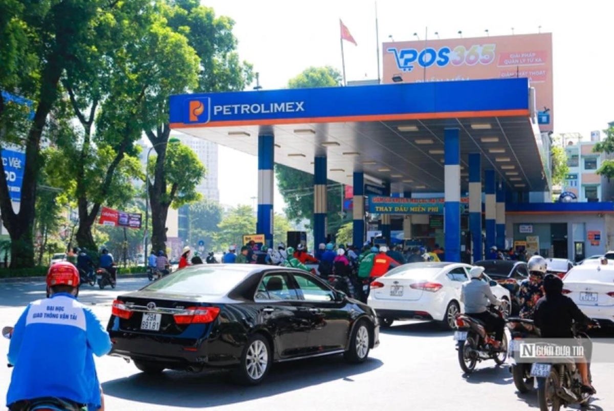 Giá xăng dầu trưa hôm nay 2/6: Ngập tràn sắc xanh ngày thứ hai sau một tuần chìm trong đà giảm