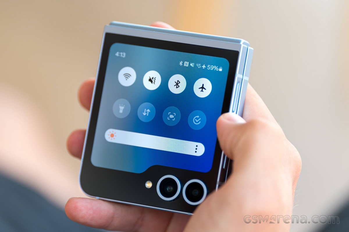 Galaxy Z Flip6 gập nhỏ gọn giảm hơn 10 triệu đầu tháng 6, AI thông minh vượt mặt iPhone 16