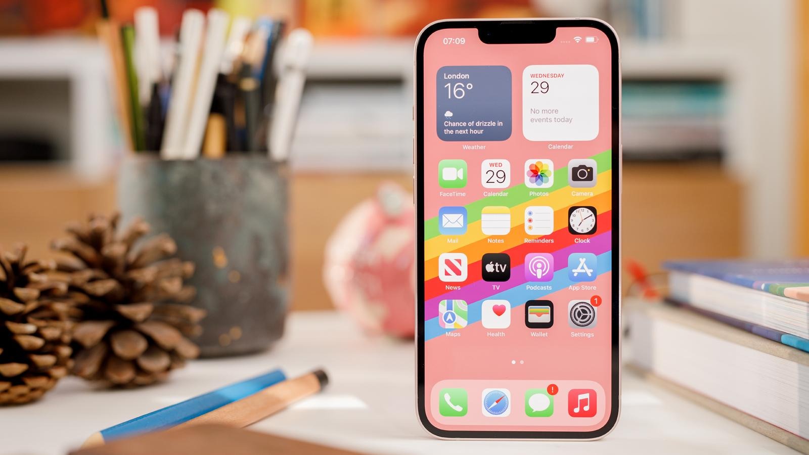 Săn sale iPhone 13 giá chỉ 10 triệu đồng, không những mạnh mà còn đẹp, Android tầm trung không có tuổi