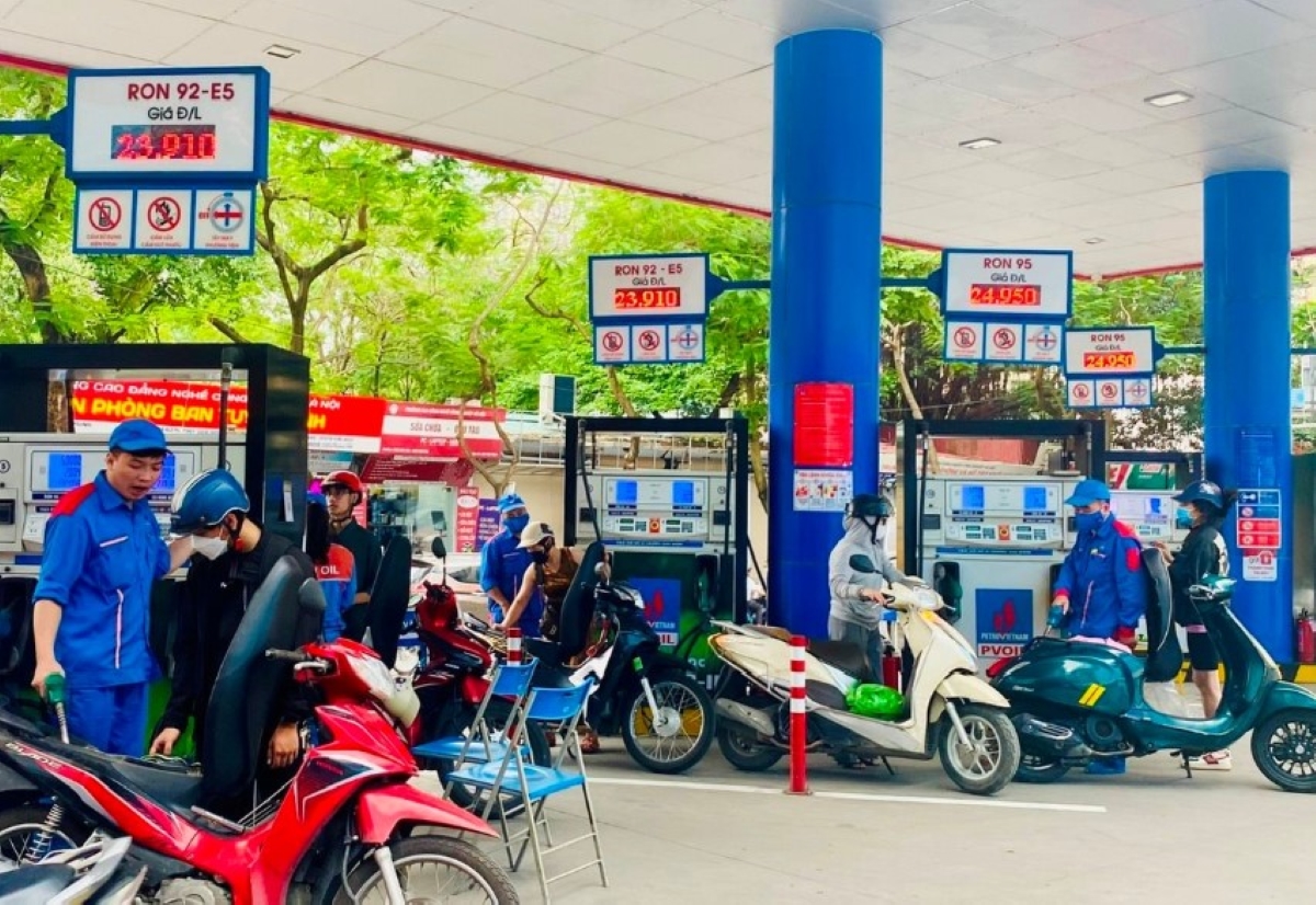 Giá xăng dầu hôm nay 11/6: RON95 trong nước đứng trước nguy cơ tăng vọt từ chiều mai!