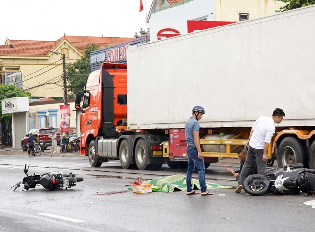 Nam sinh 16 tuổi tử vong sau va chạm, 1 xe máy và xe container nằm trong diện điều tra