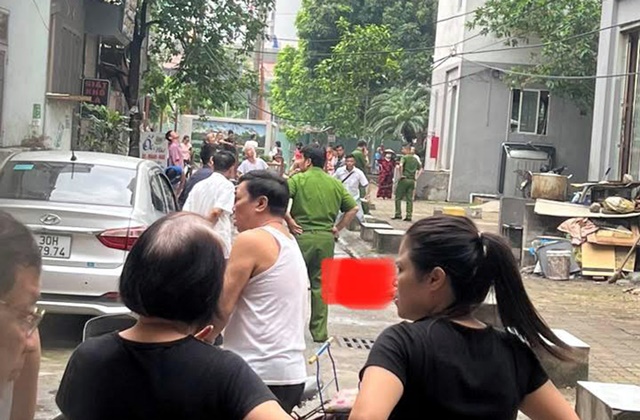 Hiện trường ám ảnh vụ người đàn ông rơi từ chung cư ở Hà Nội xuống tử vong, người dân phát hiện hoảng hốt