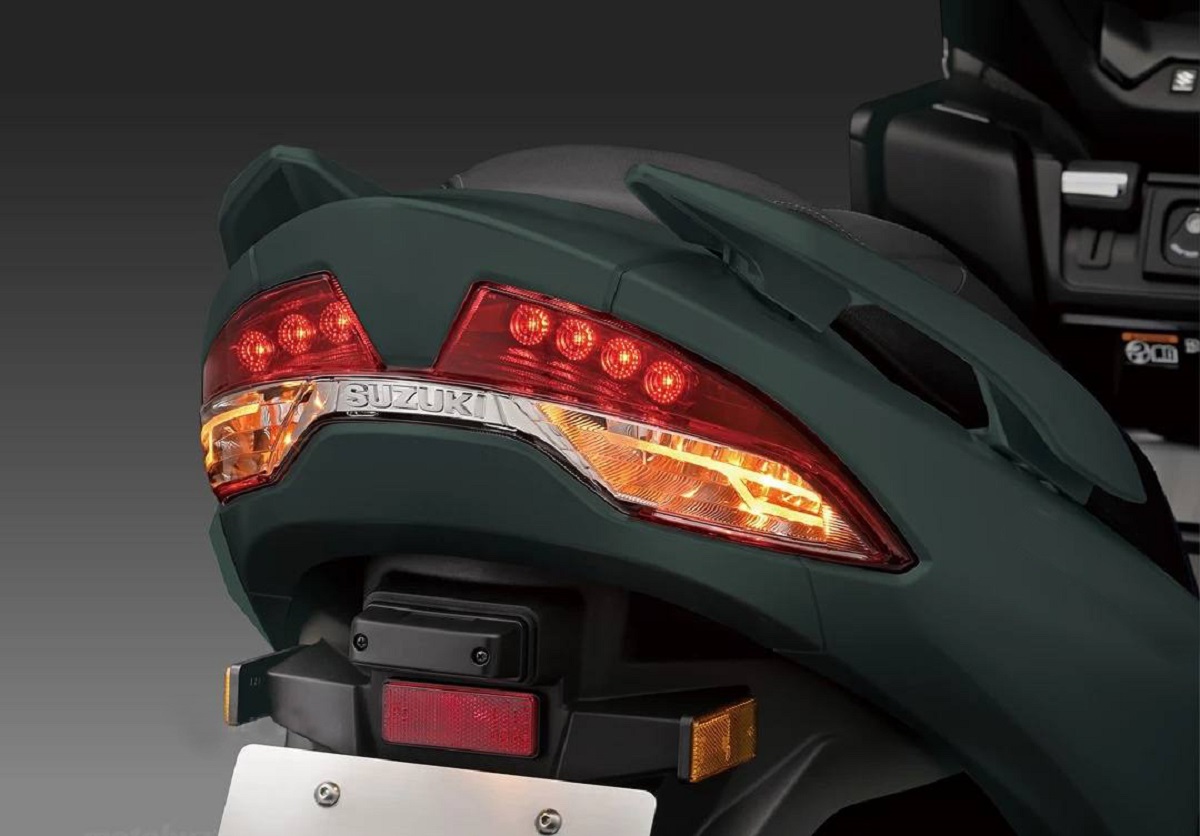 Suzuki chính thức ra mắt ‘huyền thoại xe ga’ mới chất hơn Honda SH: Có phanh ABS 2 kênh, giá hấp dẫn
